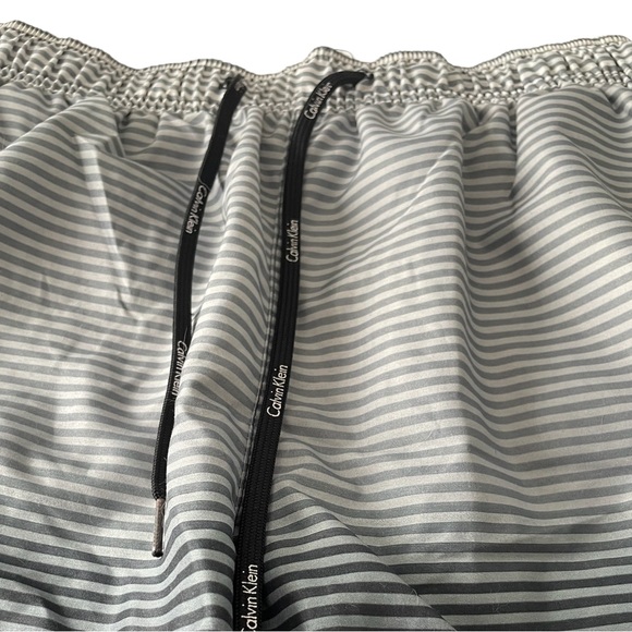 CALVIN KLEIN - Mens Swim trunks. Inner netting & front and back pockets. Size M. - Picture 2 of 7
